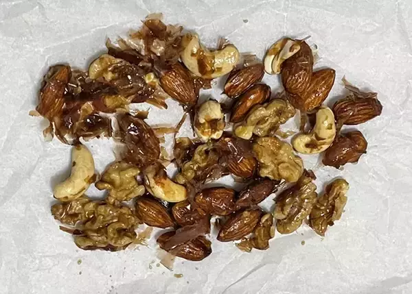「意外な組み合わせだけど…　ミックスナッツに『かつお節』を混ぜたら、最高のおつまみが誕生！」の画像