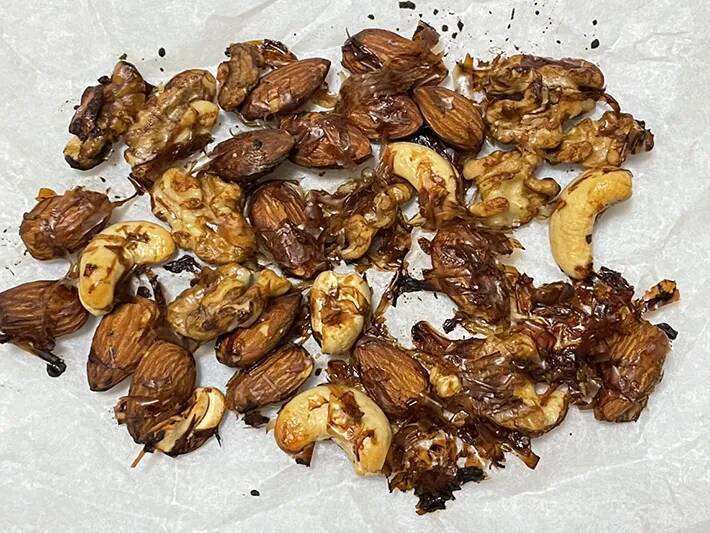 意外な組み合わせだけど…　ミックスナッツに『かつお節』を混ぜたら、最高のおつまみが誕生！