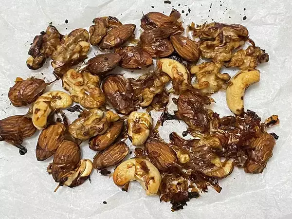 「意外な組み合わせだけど…　ミックスナッツに『かつお節』を混ぜたら、最高のおつまみが誕生！」の画像