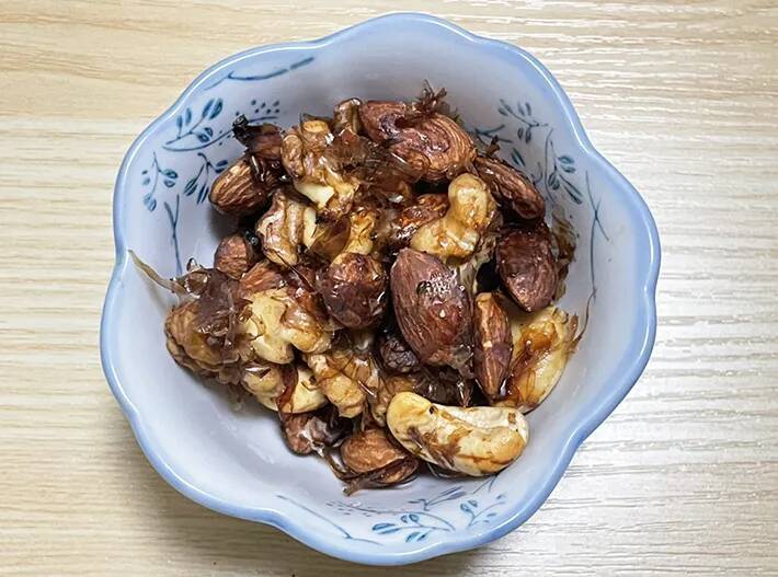 意外な組み合わせだけど…　ミックスナッツに『かつお節』を混ぜたら、最高のおつまみが誕生！