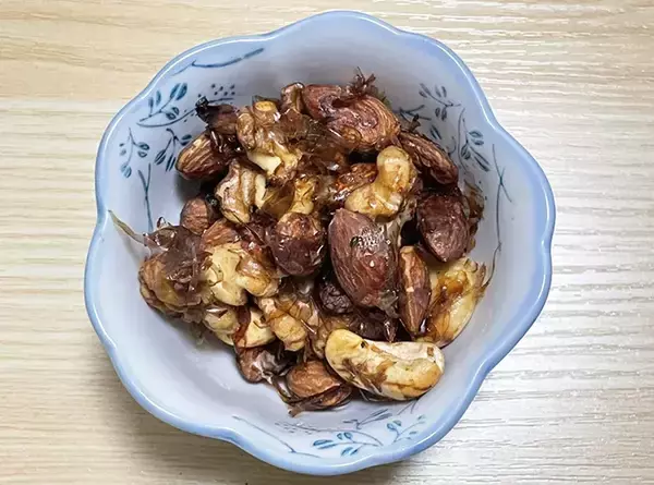 「意外な組み合わせだけど…　ミックスナッツに『かつお節』を混ぜたら、最高のおつまみが誕生！」の画像