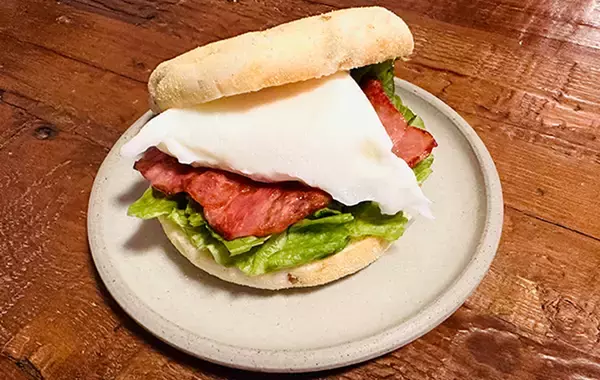 「コーヒーフィルターに入れるのは、コーヒーじゃなくて『たまご』　たった4分でホテルのようなポーチドエッグが完成！」の画像