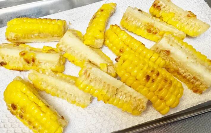 息子の食べる手が止まらない！トウモロコシに『大さじ1杯』まぶして焼いてみた
