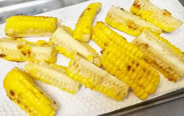 「息子の食べる手が止まらない！トウモロコシに『大さじ1杯』まぶして焼いてみた」の画像
