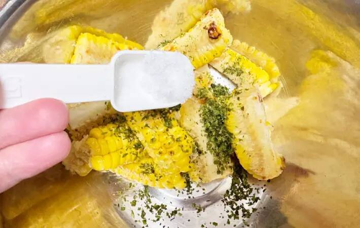 息子の食べる手が止まらない！トウモロコシに『大さじ1杯』まぶして焼いてみた