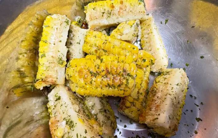 息子の食べる手が止まらない！トウモロコシに『大さじ1杯』まぶして焼いてみた
