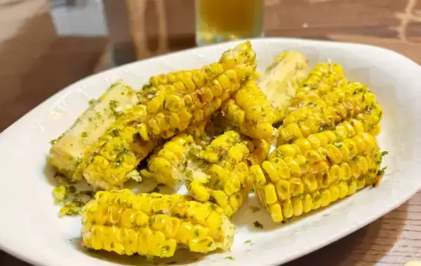 「息子の食べる手が止まらない！トウモロコシに『大さじ1杯』まぶして焼いてみた」の画像