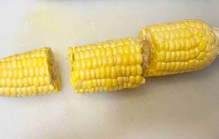 息子の食べる手が止まらない！トウモロコシに『大さじ1杯』まぶして焼いてみた