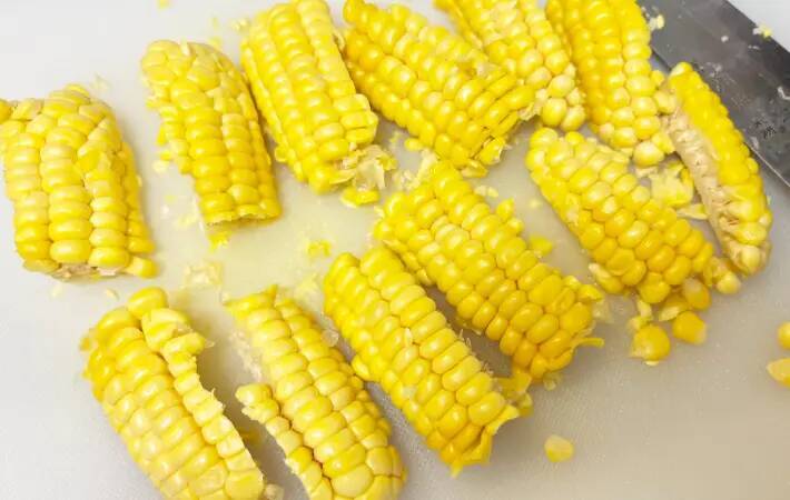 息子の食べる手が止まらない！トウモロコシに『大さじ1杯』まぶして焼いてみた