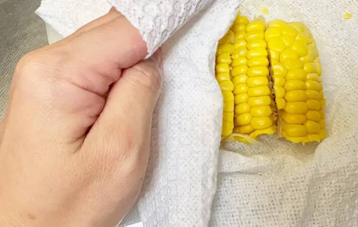 息子の食べる手が止まらない！トウモロコシに『大さじ1杯』まぶして焼いてみた