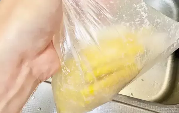 「息子の食べる手が止まらない！トウモロコシに『大さじ1杯』まぶして焼いてみた」の画像
