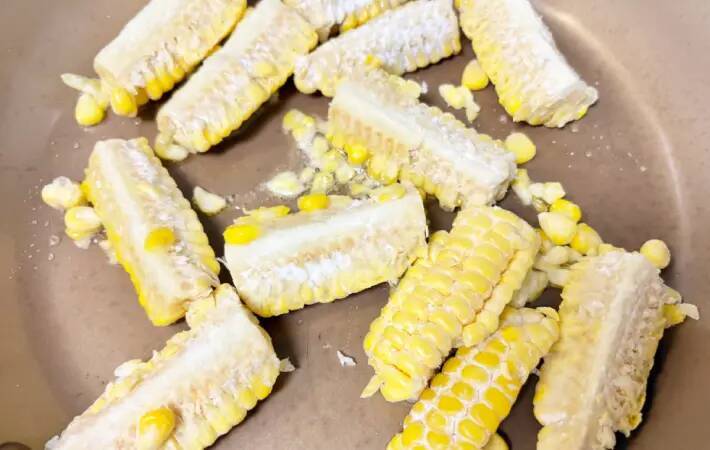 息子の食べる手が止まらない！トウモロコシに『大さじ1杯』まぶして焼いてみた