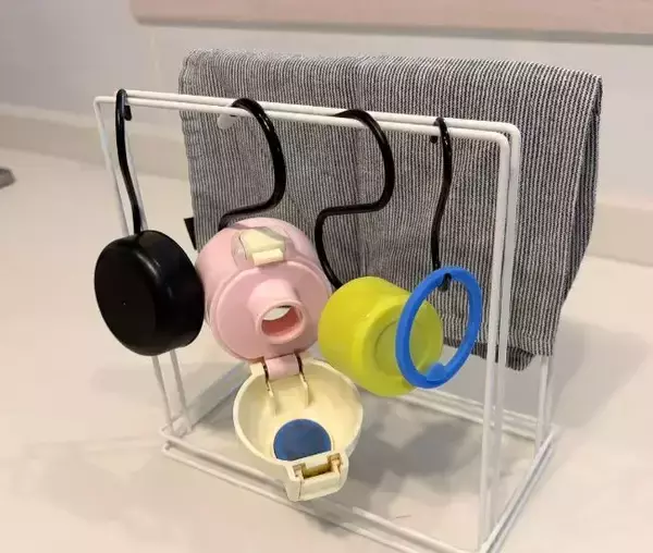 「洗った水筒の蓋に『S字フック』を…　場所を取らずに乾かす裏ワザが、こちら」の画像