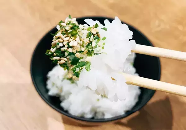 「顆粒だしに混ぜるだけでOK！　火を使わない“時短調理”レシピがこちら」の画像