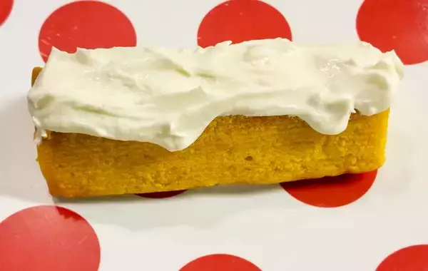 「手が止まらない…！　無印『不揃いバウム』がチーズトーストになるレシピが？「家族が大絶賛」」の画像