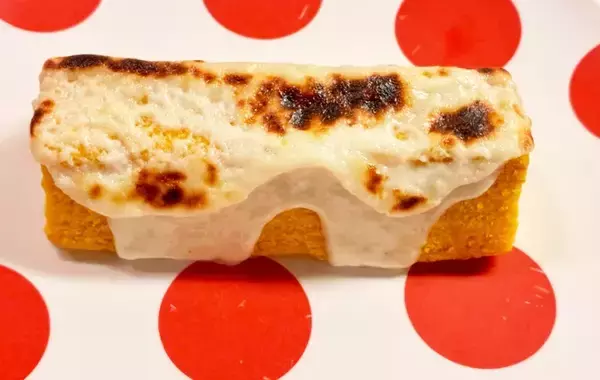 「手が止まらない…！　無印『不揃いバウム』がチーズトーストになるレシピが？「家族が大絶賛」」の画像