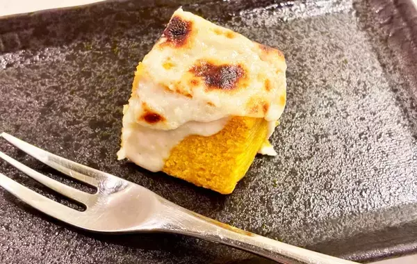 「手が止まらない…！　無印『不揃いバウム』がチーズトーストになるレシピが？「家族が大絶賛」」の画像