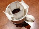 「マグカップに直接粉を出して！　ドリップコーヒーの意外な淹れ方に「なるほど」【飲み物アレンジ4選】」の画像1