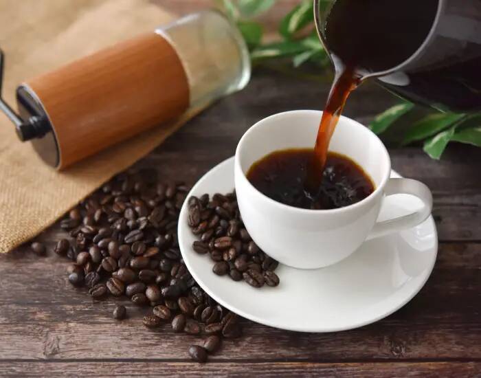 マグカップに直接粉を出して！　ドリップコーヒーの意外な淹れ方に「なるほど」【飲み物アレンジ4選】