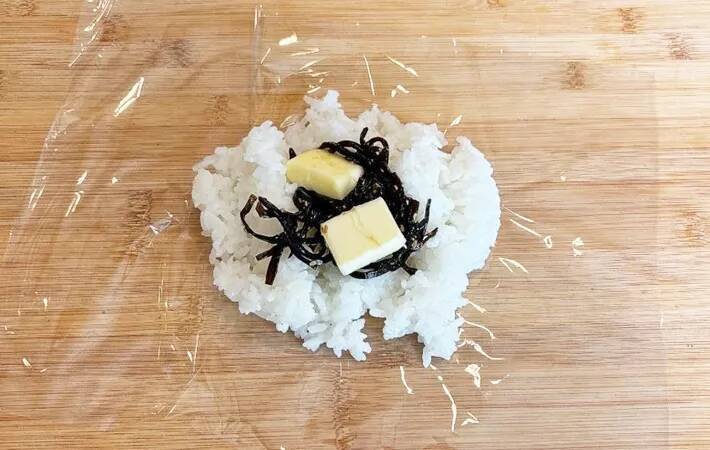 炊き立てご飯にのせてみて！　バター×昆布の背徳レシピがやみつき必至【第2の悪魔のおにぎり】