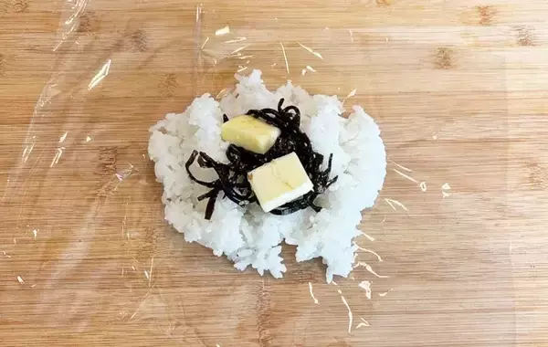 「炊き立てご飯にのせてみて！　バター×昆布の背徳レシピがやみつき必至【第2の悪魔のおにぎり】」の画像