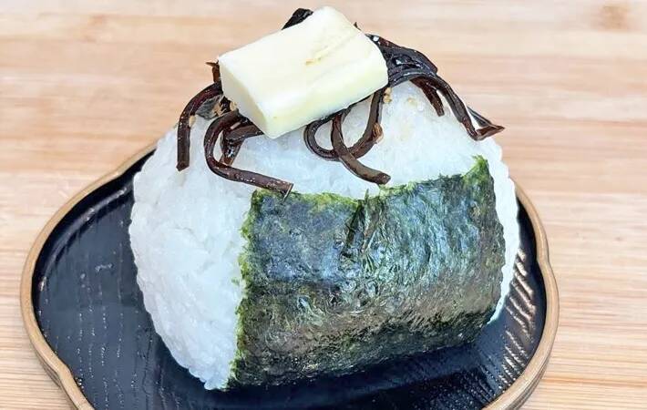 炊き立てご飯にのせてみて！　バター×昆布の背徳レシピがやみつき必至【第2の悪魔のおにぎり】