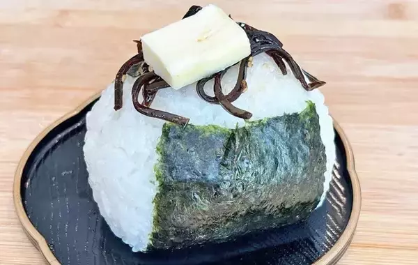 「炊き立てご飯にのせてみて！　バター×昆布の背徳レシピがやみつき必至【第2の悪魔のおにぎり】」の画像