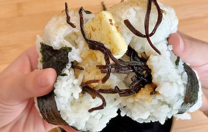 炊き立てご飯にのせてみて！　バター×昆布の背徳レシピがやみつき必至【第2の悪魔のおにぎり】