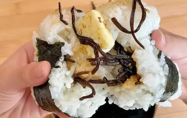 「炊き立てご飯にのせてみて！　バター×昆布の背徳レシピがやみつき必至【第2の悪魔のおにぎり】」の画像