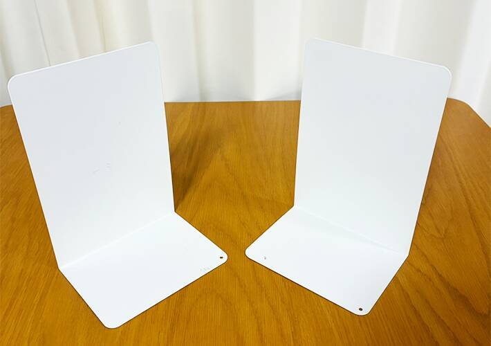 2つのブックエンドを輪ゴムで固定　袋をかぶせるだけで…「1つあると超便利」