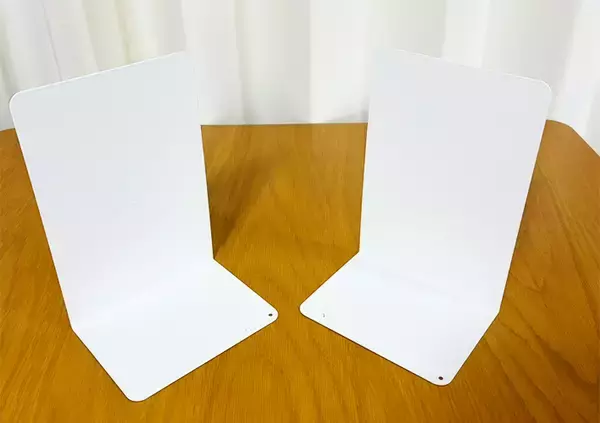 「2つのブックエンドを輪ゴムで固定　袋をかぶせるだけで…「1つあると超便利」」の画像