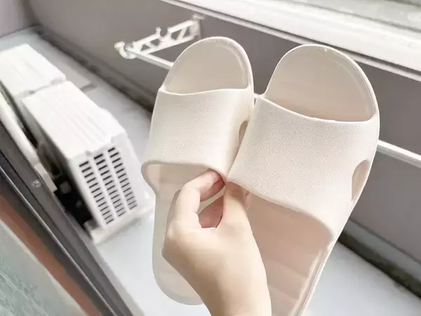 ベランダのスリッパ、どこに置く？　邪魔しない“貼るだけ収納”に「取り入れて正解！」