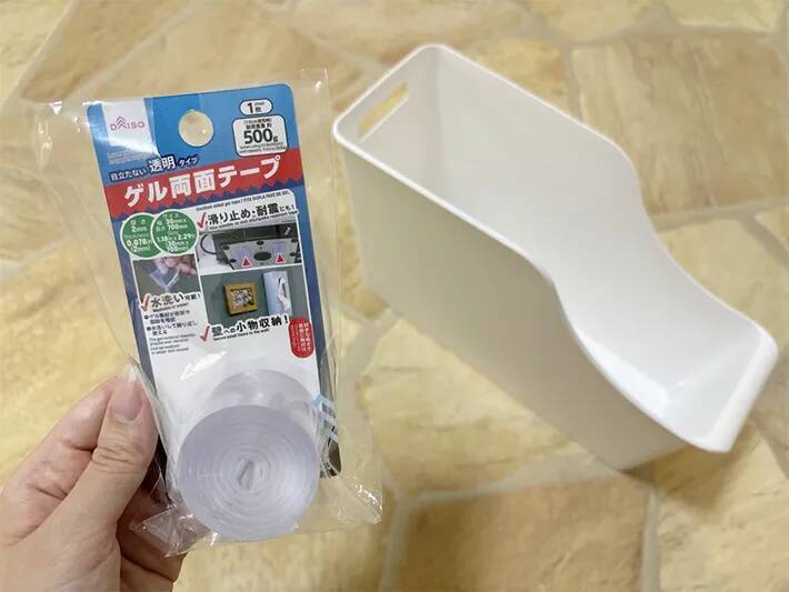 ベランダのスリッパ、どこに置く？　邪魔しない“貼るだけ収納”に「取り入れて正解！」