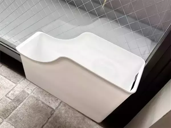 「ベランダのスリッパ、どこに置く？　邪魔しない“貼るだけ収納”に「取り入れて正解！」」の画像