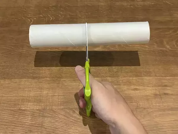 「キッチンペーパーの芯が便利な『収納アイテム』になる　2つの再利用法で「キッチンがスッキリ！」」の画像