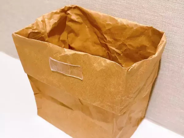 紙袋に『ゲルテープ』を1枚貼るだけ　「トイレのゴミが捨てやすい」