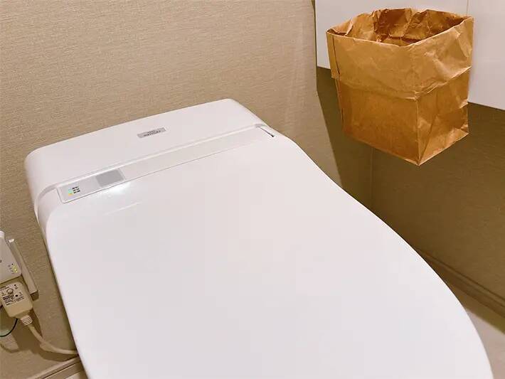 紙袋に『ゲルテープ』を1枚貼るだけ　「トイレのゴミが捨てやすい」