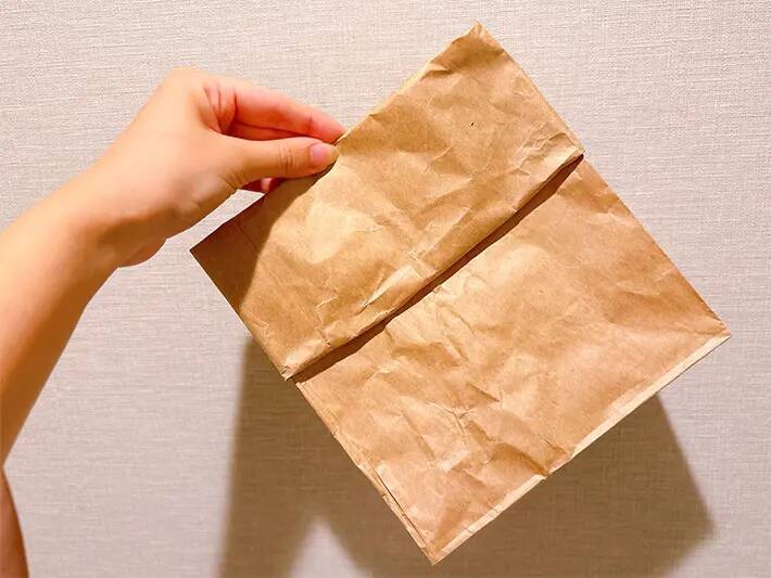 紙袋に『ゲルテープ』を1枚貼るだけ　「トイレのゴミが捨てやすい」