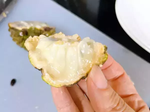 「枝豆の隣にあった『見たことない果実』を家で食べてみると？「切った瞬間に…」」の画像