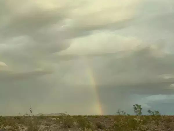 「『短い虹』がどんどん伸びていき…？　車の窓から見えた景色に「こんなの初めて見た！」」の画像