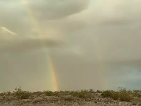 「『短い虹』がどんどん伸びていき…？　車の窓から見えた景色に「こんなの初めて見た！」」の画像