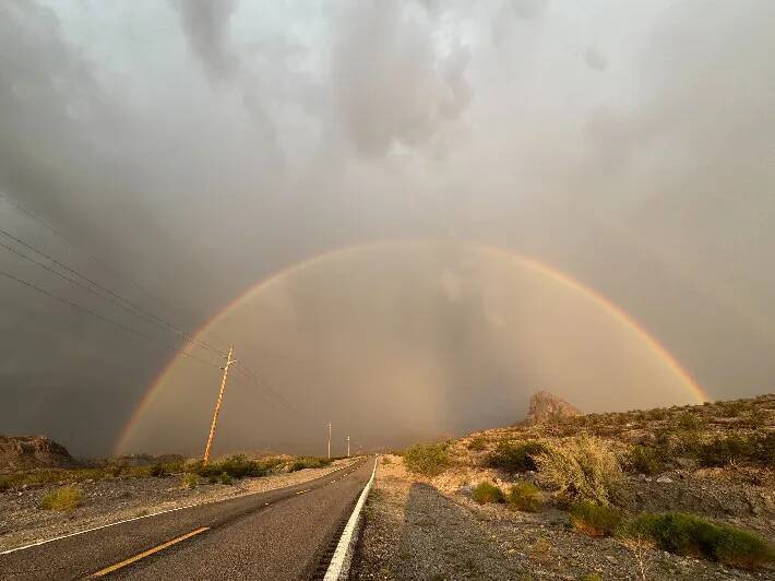 『短い虹』がどんどん伸びていき…？　車の窓から見えた景色に「こんなの初めて見た！」