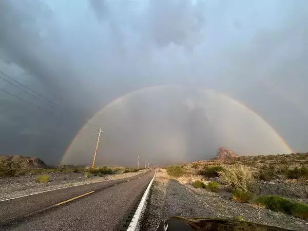 「『短い虹』がどんどん伸びていき…？　車の窓から見えた景色に「こんなの初めて見た！」」の画像