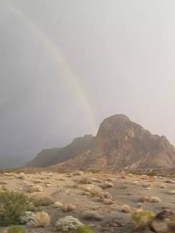「『短い虹』がどんどん伸びていき…？　車の窓から見えた景色に「こんなの初めて見た！」」の画像