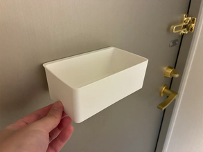 玄関に『100均のラック』を貼ったら？　日常の悩みを解決する活用法が、快適！
