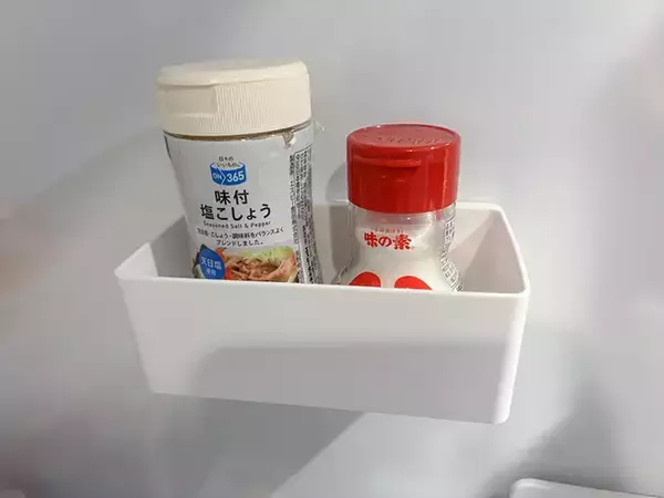 「玄関に『100均のラック』を貼ったら？　日常の悩みを解決する活用法が、快適！」の画像