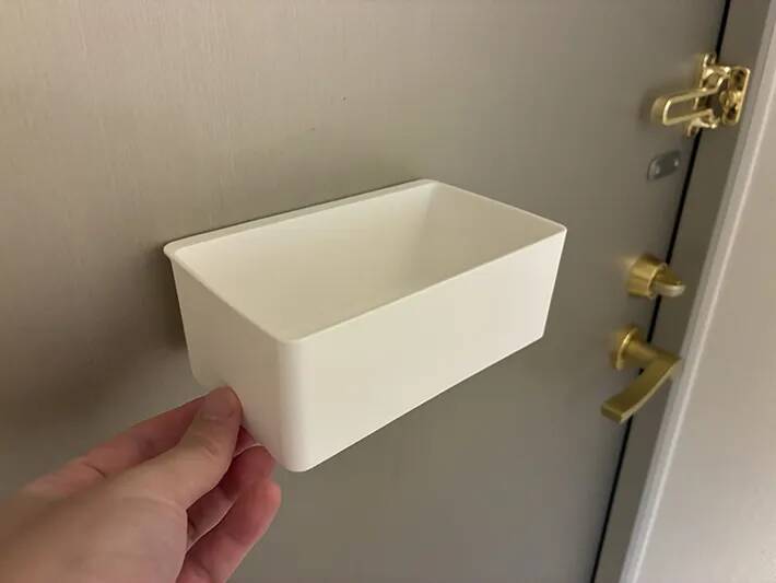 玄関に『100均のラック』を貼ったら？　日常の悩みを解決する活用法が、快適！
