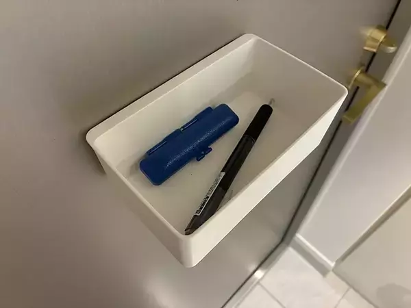 「玄関に『100均のラック』を貼ったら？　日常の悩みを解決する活用法が、快適！」の画像