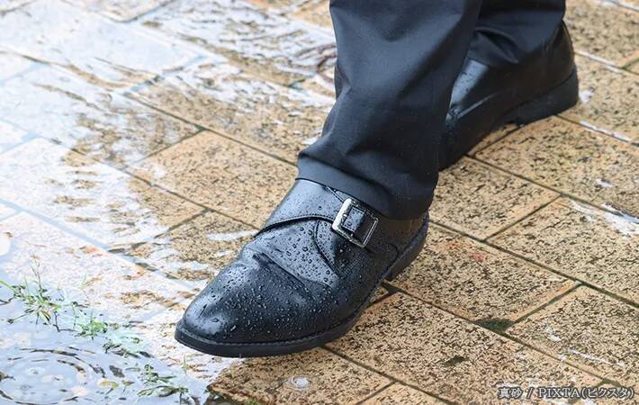 雨に濡れた靴を乾かすには…　意外とやりがちなNG行動をプロが解説