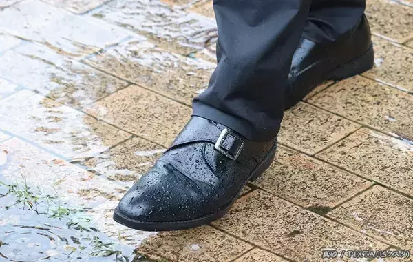 「雨に濡れた靴を乾かすには…　意外とやりがちなNG行動をプロが解説」の画像